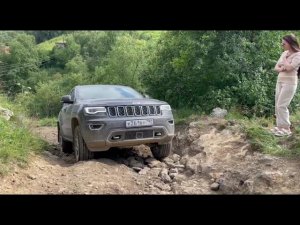 Jeep Grand Cherokee, подъём по камням горной дороги на плато Бермамыт со стороны Джилы-су