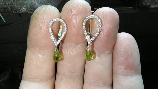 Серьги с бриллиантами и хризолитами. смотреть онлайн