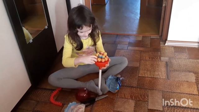 Василиса разбирает чупа-чупс смотреть онлайн