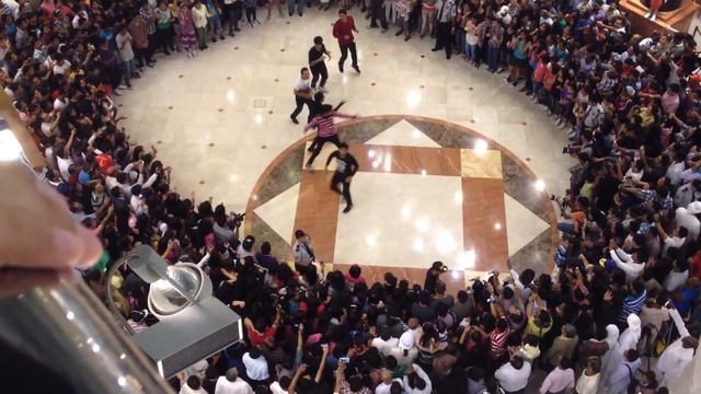 Flash Mob in Abu Dhabi (Khalidiya Mall) смотреть онлайн