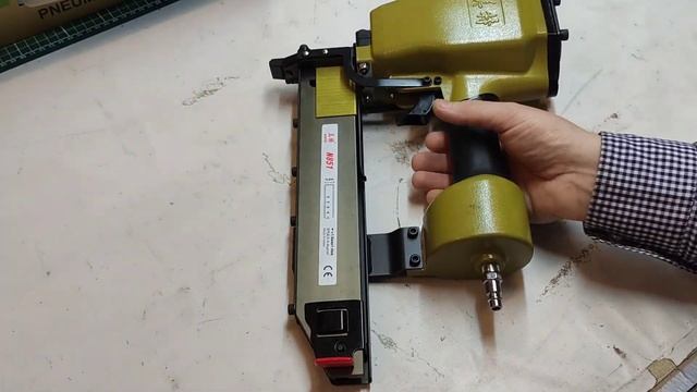 Распаковка и обзор пневмостеплера Meite N851. Предназначен для каркасных скоб типа L 10.7мм. Нейлер смотреть онлайн