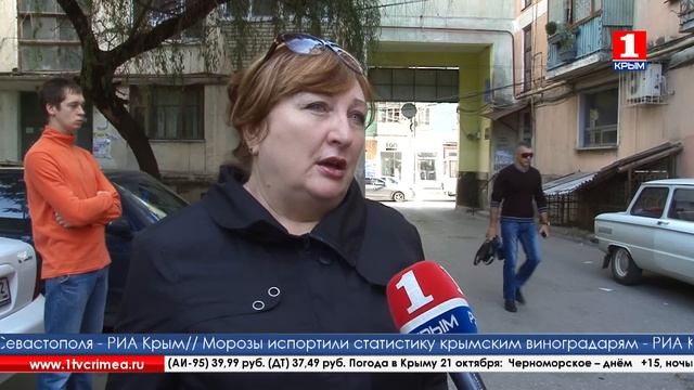 В центре Симферополя жители проходного двора оказываются под колесами автомобилей смотреть онлайн