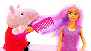 Что Свинка Пеппа сделала с прической куклы Барби? Barbie в шоке! Волосы куклы стали розовые
