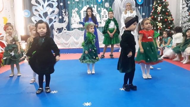 Танец ёлочек ??? смотреть онлайн