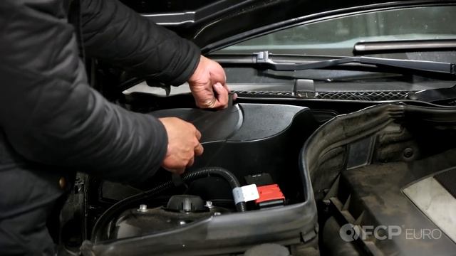 Mercedes W204 Battery Location - Quick Tip! (C250, C300, C350) смотреть онлайн