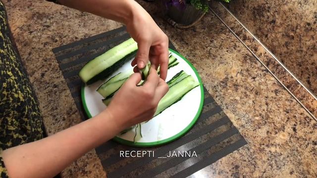 За секунду делаем розу из огурца,карвинг #нарезка овощей,нарезки на праздник смотреть онлайн