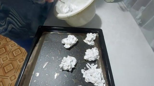 ПИРОЖНОЕ ИЗ КУКУРУЗНЫХ ХЛОПЬЕВ И ИЗЮМА. смотреть онлайн