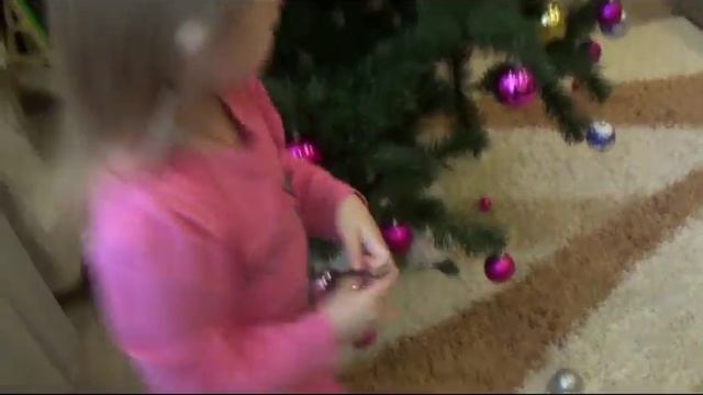 Детки наряжают елку новогодними игрушками. Елочка гори! смотреть онлайн