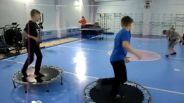 начали учить упражнение на батутах. 1 марта 2017 г. смотреть онлайн