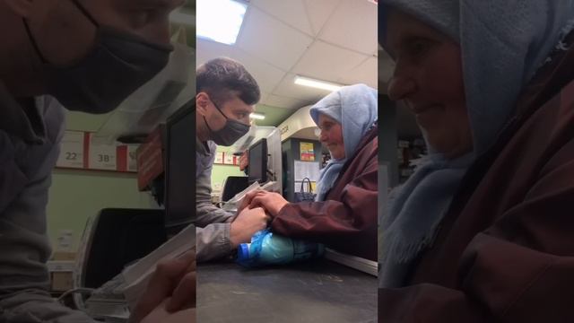 Мужики тоже плачут, бабушка как со сказки😢 Пусть это видео наберёт 100🍋 пример важен как-никогда❤️ смотреть онлайн