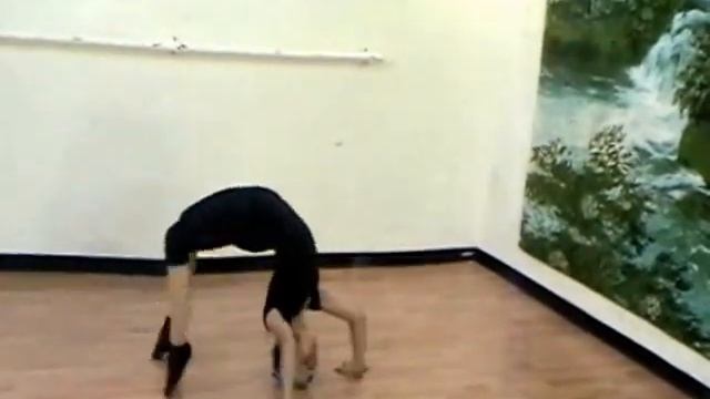 Элементы акробатики в танце. Урок 33 смотреть онлайн