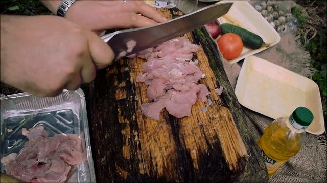 ГАМБУРГЕР в ЛЕСУ ИСПЁК БУЛКИ в НОРЕ! Hamburger cooked in the woods смотреть онлайн