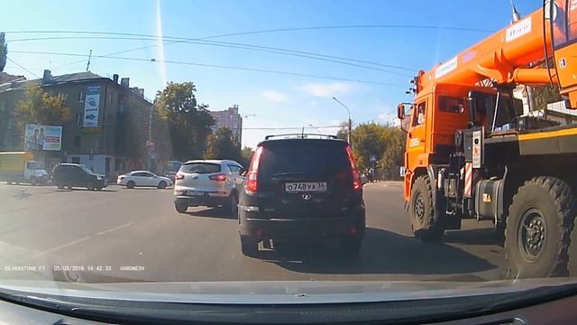 Киа М575АМ136 по разделительной на 9 Января