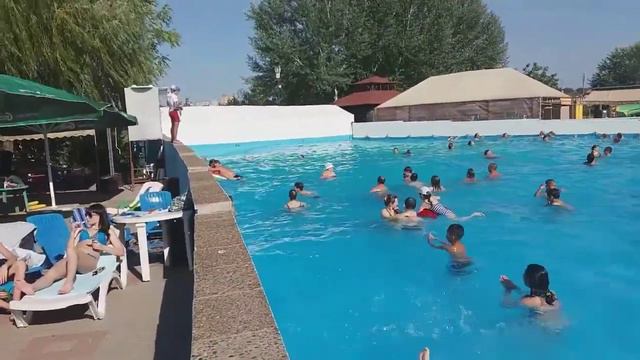 Бассейн с волнами. Мистер Саня купается в бассейне. Аквапарк Осминожка. смотреть онлайн