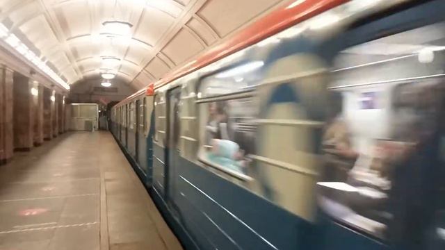 81-717/714.5М Перекраска Московский Транспорт На станции Белорусская смотреть онлайн