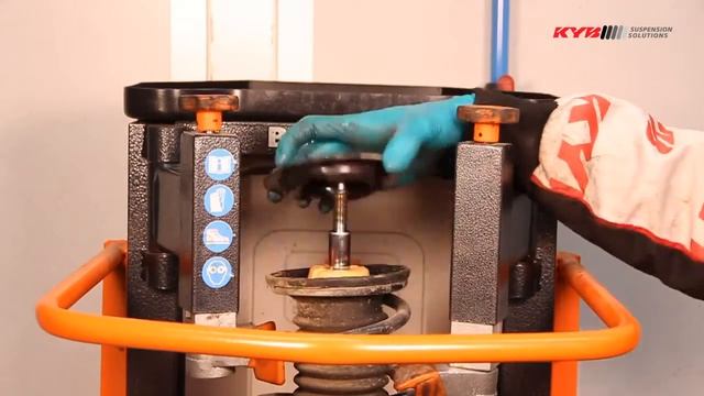 TOYOTA Aygo; Citroen C1; Peugeot 107 - FRONT - Передние амортизаторы KYB установка смотреть онлайн