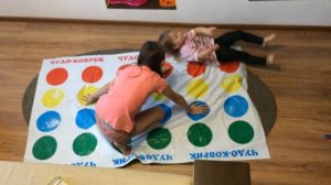 Маленькие леди играют в твистер. Настя делает колесо. Маша развлекается)))