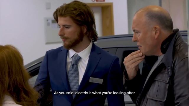 Мейсон Маунт притворяется продавцом в автосалоне. Русская озвучка. смотреть онлайн