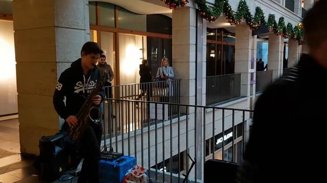 'Dance Monkey' в исполнении уличного музыканта смотреть онлайн