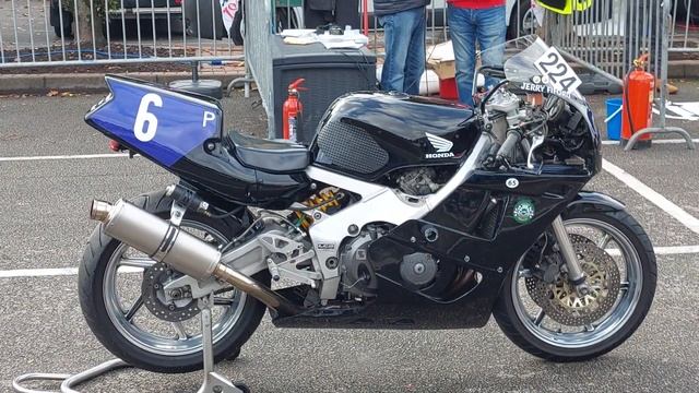Why Honda's CBR400RR Is The Best Bike to get into Racing with смотреть онлайн