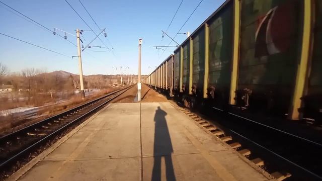 На весеннем закате. Квартет 2ЭС5К-051/041 "Ермак" с грузовым поездом и толкачём 4ЭС5К-021 "Ермак" смотреть онлайн