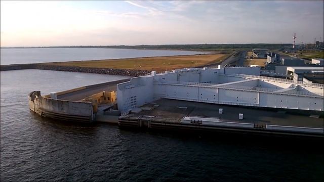 Проход на пароме через пропускные ворота дамбы (17-июн-18, Санкт Петербург, Кронштадт). [79] смотреть онлайн