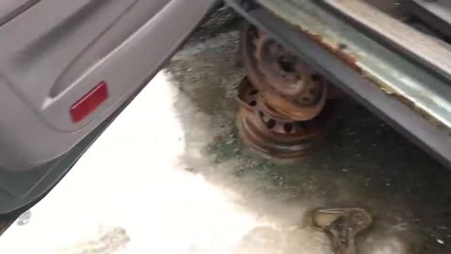 2006 Ford Taurus at the junkyard смотреть онлайн