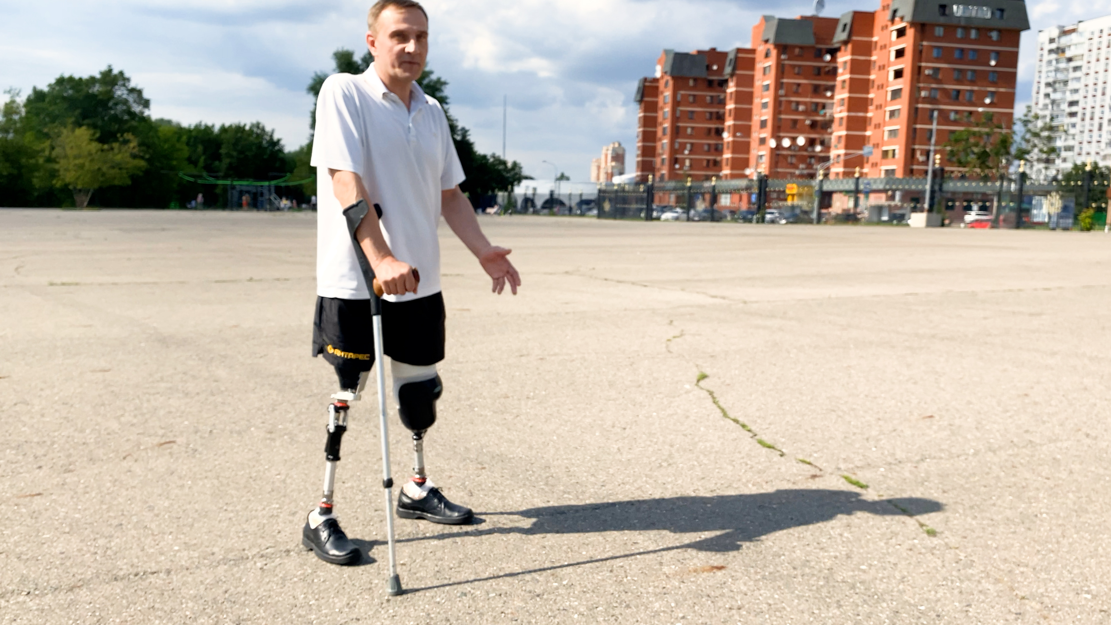 На протезах ног в первый раз с одним костылем по улице смотреть онлайн