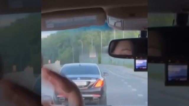 ?Неадекваты начали шмалять из окна Мерседеса: дурачков засняли в Мытищах

Не фартануло: рядом ехал