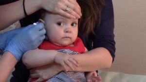 Алисе прокалывают ушки