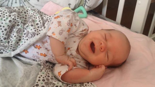 Сонный малыш не хочет просыпаться:) смотреть онлайн