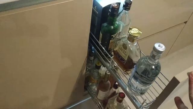 Большая кухня без плинтуса, столешница без стыков, с подсветкой. зеркальный цоколь. смотреть онлайн