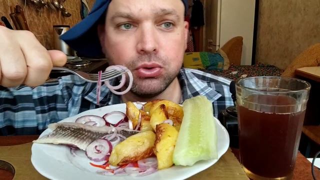 МУКБАНГ запеченая картошечка и селёдка/ ОБЖОР сытный