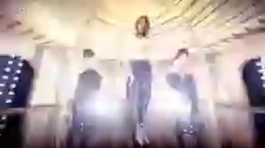 Кипит в кастрюле яйцо!!))