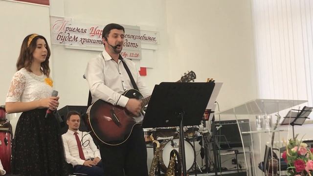 Листья кружатся. Песня про жизнь и трудности, ободряющая и дающая надежду. Алина Александр Рыбински смотреть онлайн