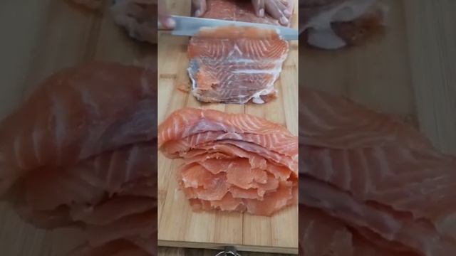 Посолили рыбу, нарезаем тонко-тонко на бутерброды смотреть онлайн