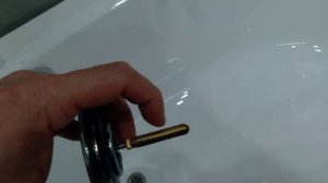 Показываю конструкцию слива-перелива на акриловой ванне Roca Luna