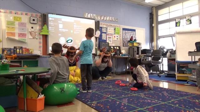 Mrs. Kitchin Kindergarten Holiday Party? Новогодний праздник в школе у Марии смотреть онлайн