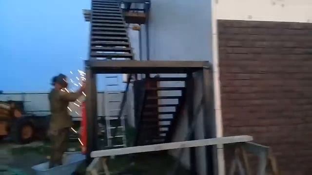 Уличная металлическая лестница смотреть онлайн