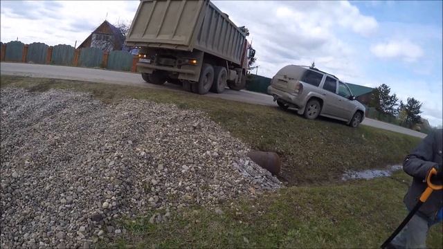 Самосвал привез 30 тн песка на подушку смотреть онлайн