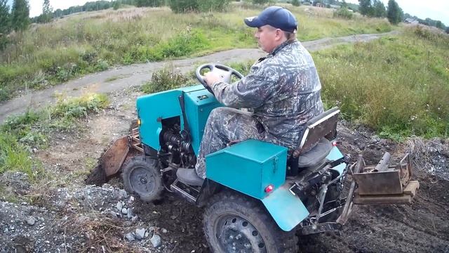 Самодельный минитрактор. Работа переднего отвала смотреть онлайн