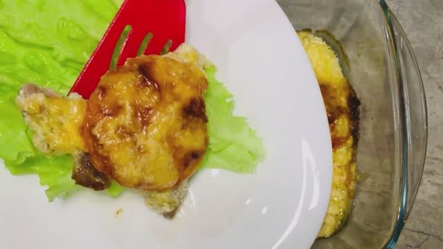 Свинина с сыром и помидорами в духовке - отличная идея мясного блюда для ужина или праздника