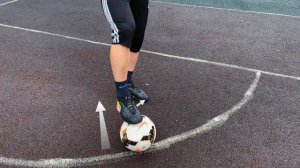 10 ПРОСТЫХ СПОСОБОВ ПОДНЯТЬ МЯЧ / КАК ПОДНЯТЬ МЯЧ С ЗЕМЛИ / ФУТБОЛЬНЫЕ ФИНТЫ / ФУТБОЛЬНЫЙ ДРИБЛИНГ