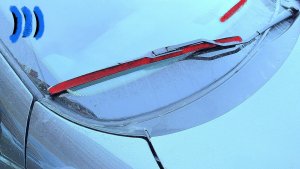 Почему лучше не поднимать дворники во время стоянки зимой