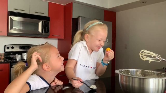 Пасхальное вдохновение. Девочки готовят пасхальные куличи смотреть онлайн