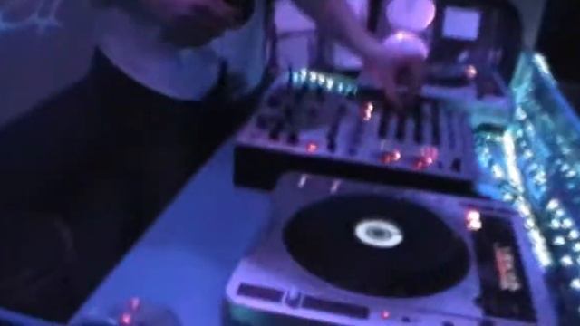 НОЧНОЙ КЛУБ АНТЕЙ.avi смотреть онлайн