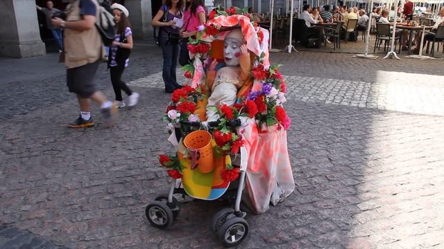 Plaza Mayor Street Performer. Madrid, Spain. смотреть онлайн