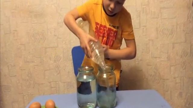 САМЫЙ ПРОСТОЙ ФОКУС И ЕГО СЕКРЕТ. КАК ПОКАЗАТЬ ФОКУС РЕБЕНКУ? САША ДЕЛАЕТ ФОКУС С ЯЙЦАМИ И ВОДОЙ смотреть онлайн