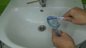 Как ПРАВИЛЬНО МЫТЬ РАСЧЁСКИ для волос дома  Очищаем расчёску от волос, пыли, сала How to wash a com