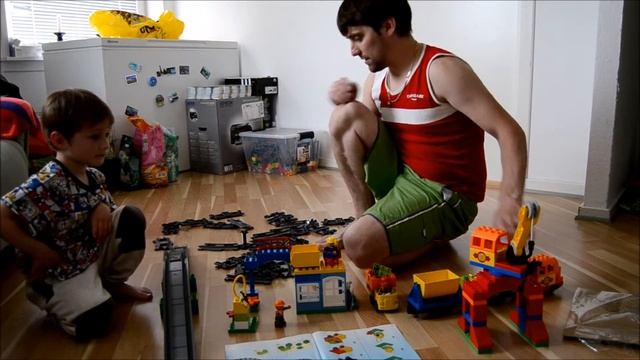 Распаковка и сборка большого ЛЕГО Дупло поезда / Unpacking and assembly of large Lego Duplo train смотреть онлайн